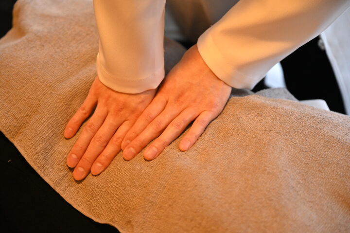 なぜ冬に腰痛が悪化するのか？原因と対策｜男女別リスクと改善法の画像