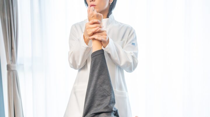 五十肩を和らげるマッサージ｜腕・二の腕・三角筋の重要性の画像